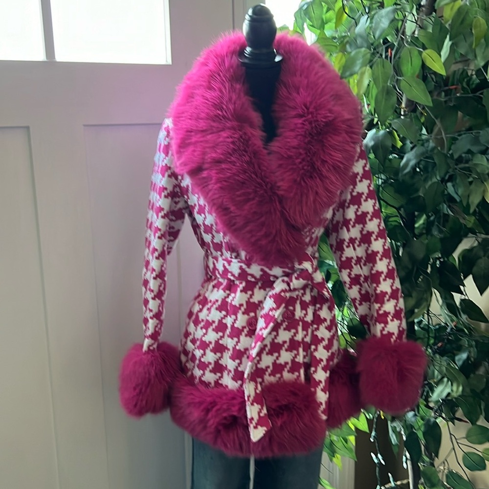 STUNNING houndstooth coat in Pink 💕! Removable collar and cuffs belted jacket!